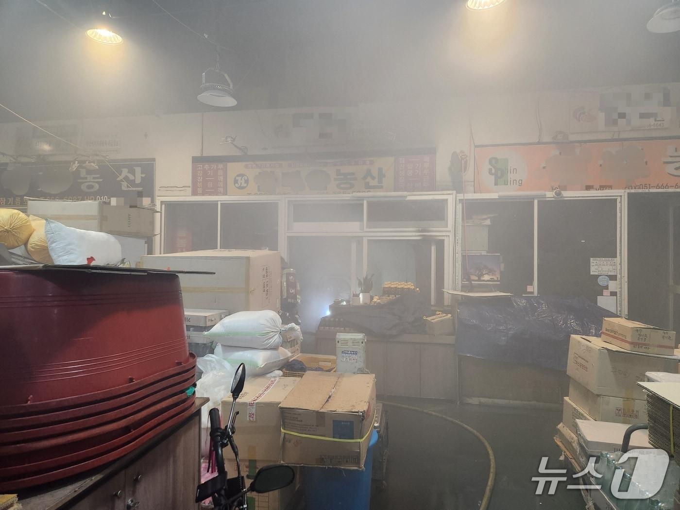 본문 이미지 - 화재가 발생한 부산 해운대구 반여농산물도매시장 내 점포.(부산소방재난본부 제공. 재판매 및 DB금지)