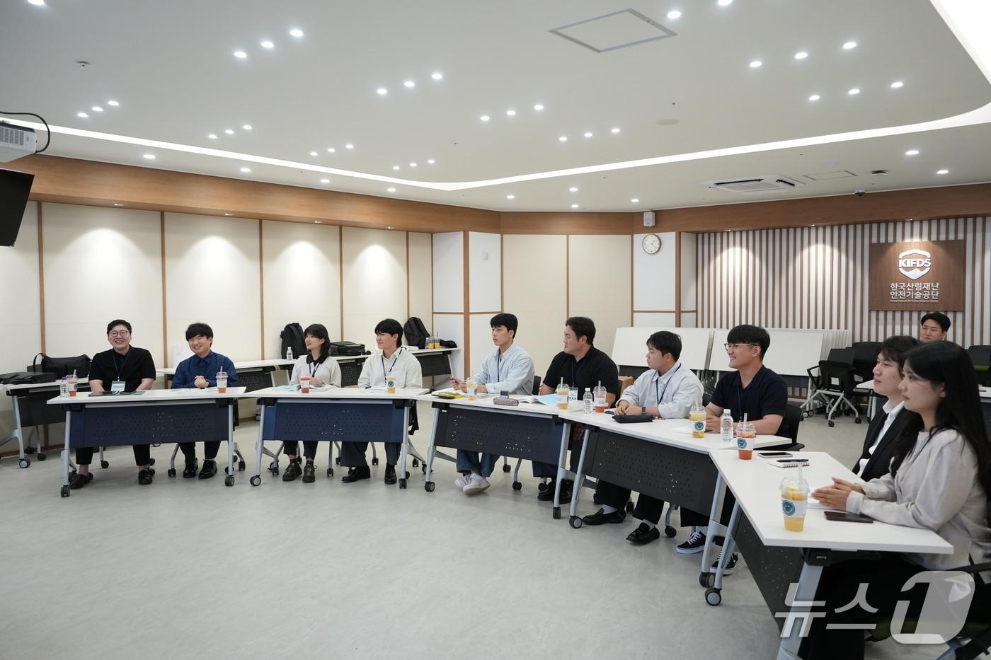 본문 이미지 - 산림안전공단은 3일 '이사장 주재 타운홀미팅'을 열고 신규 임용된 직원 10명을 대상으로 웰컴키트를 직접 전달하며 소통의 자리를 마련했다.(한국산림재난안전기술공단 제공.재판매 및 DB금지)/뉴스1