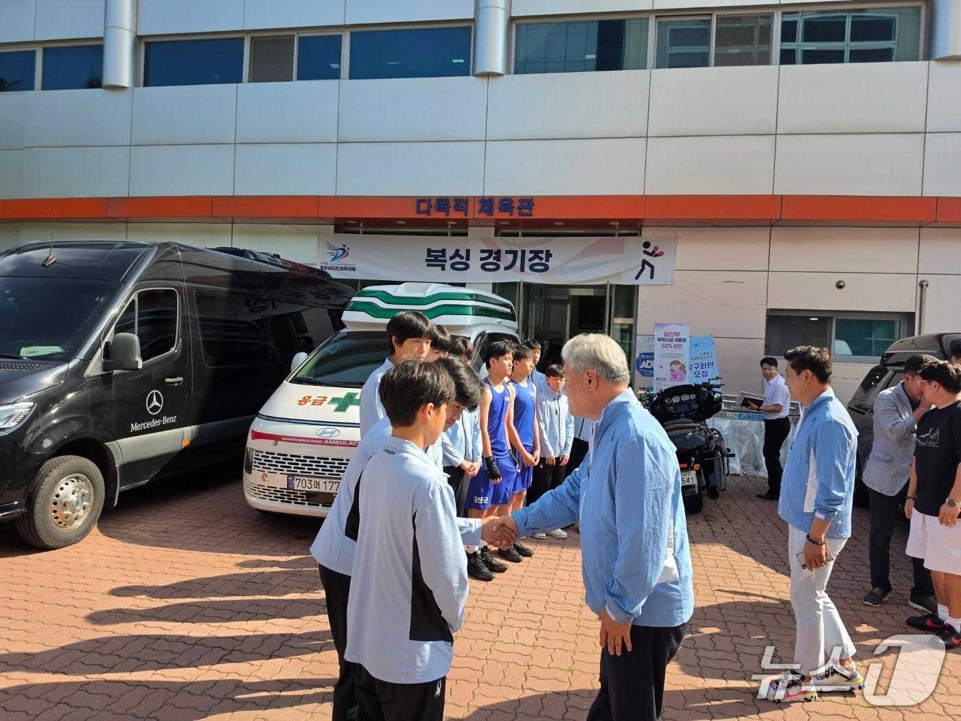 본문 이미지 - 문정우 군수가 도민체육대회에 출전하는 금산군 대표 선수단을 만나 격려하고 있다.(금산군 제공.재판매 및 DB금지)/뉴스1
