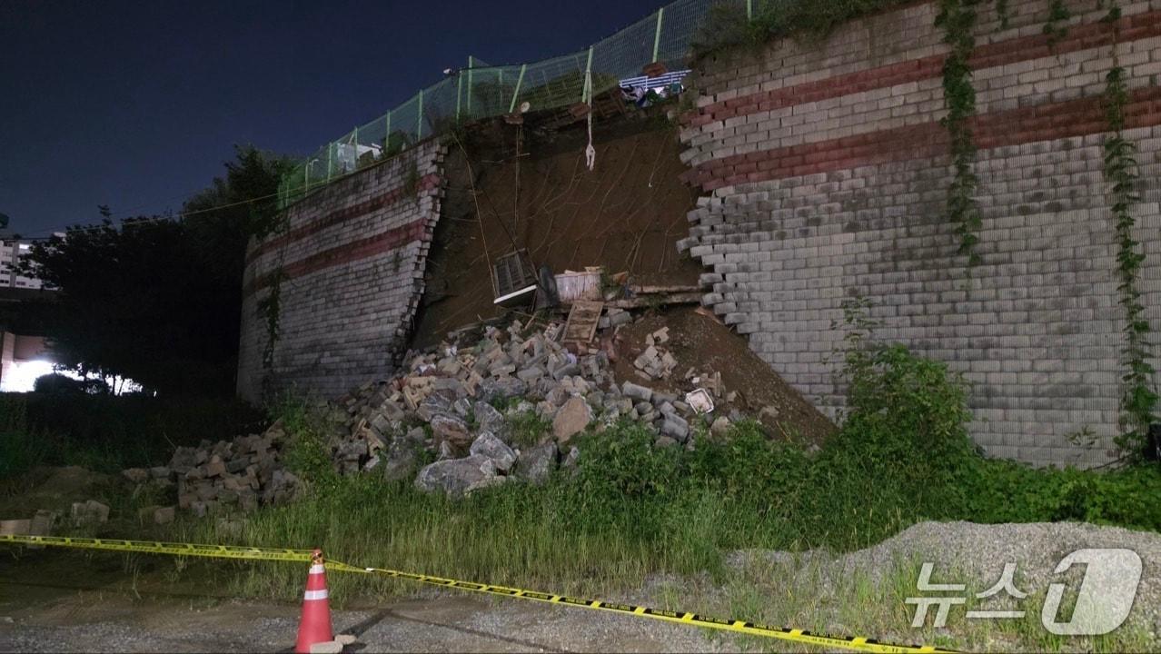 본문 이미지 -  화성시 효행구 봉담읍 동화리의 한 사유지 보강토 옹벽 붕괴 현장 모습(화성시 제공)