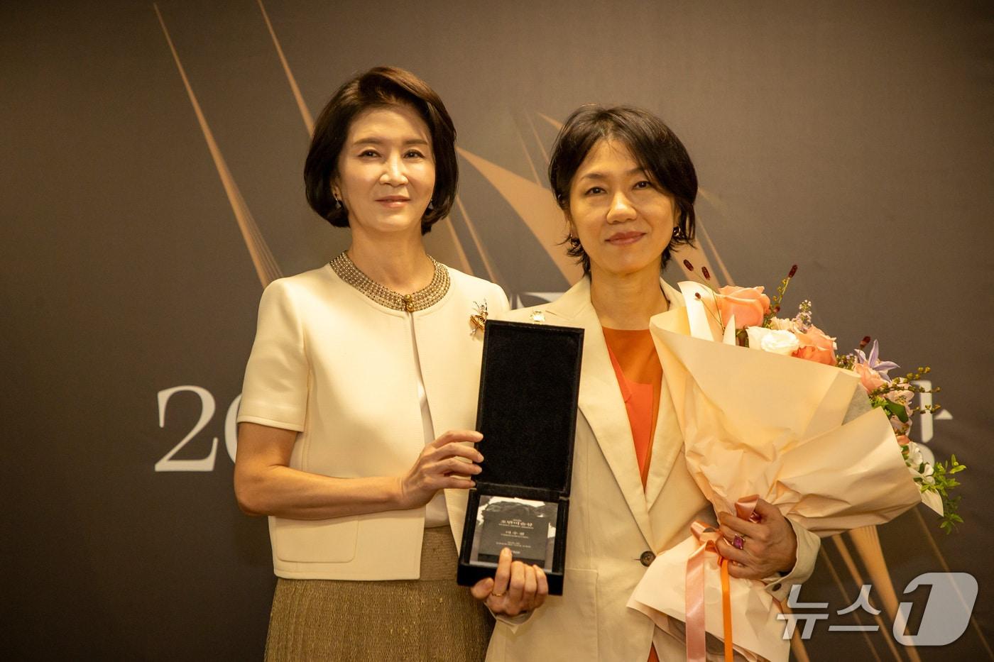 본문 이미지 -  우현희 호반문화재단 이사장(왼쪽)과 이수경 작가가 지난 3일 서울 종로구 세종문화회관 미술관에서 열린 '2026 호반미술상' 시상식에서 기념촬영을 하는 모습(호반그룹 제공)ⓒ 뉴스1