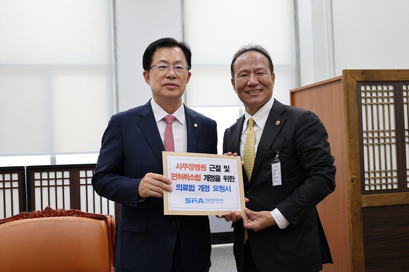본문 이미지 - 이만희 국회 보건복지위원회 위원장(왼쪽)과 황규석 서울시의사회 회장.(서울시의사회 제공)