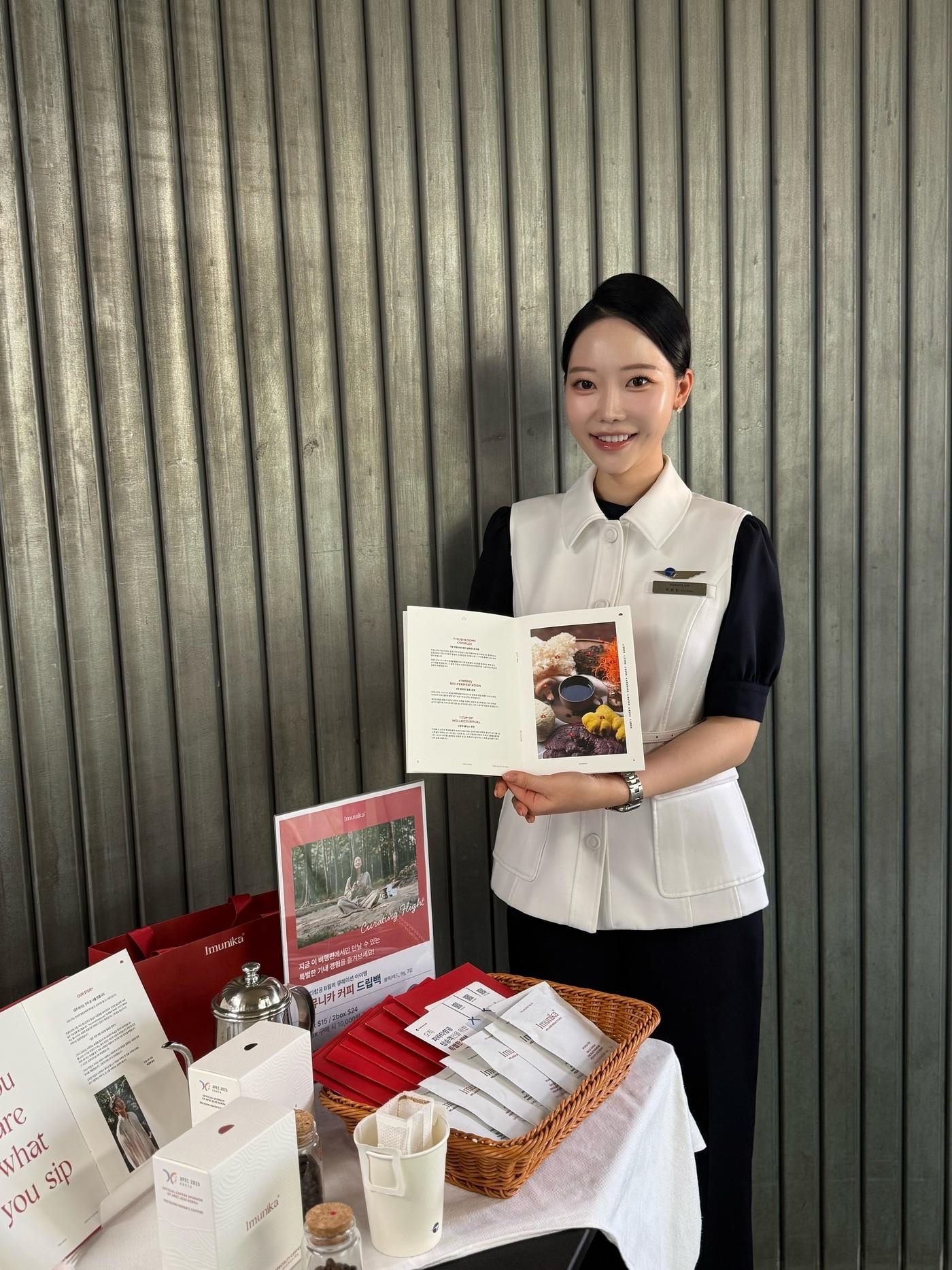 본문 이미지 - 파라타항공 1기 기내 큐레이터(In-flight Curator)로 선발된 객실 승무원이 고객 취향과 노선 특성에 적합한 상품을 소개하고 있는 모습(자료사진. 파라타항공 제공). 2026.9.4.