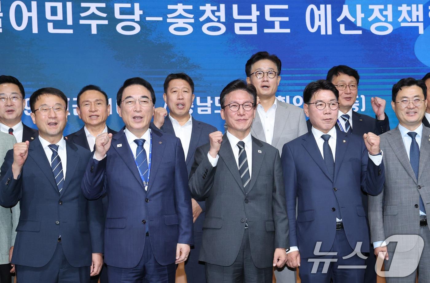 본문 이미지 - 김민석 더불어민주당 대표가 4일 충남 홍성 충남도청에서 열린 더불어민주당-충청남도 예산정책협의회에 참석자들과 기념촬영 하고 있다. 2026.9.4 ⓒ 뉴스1 김기태 기자