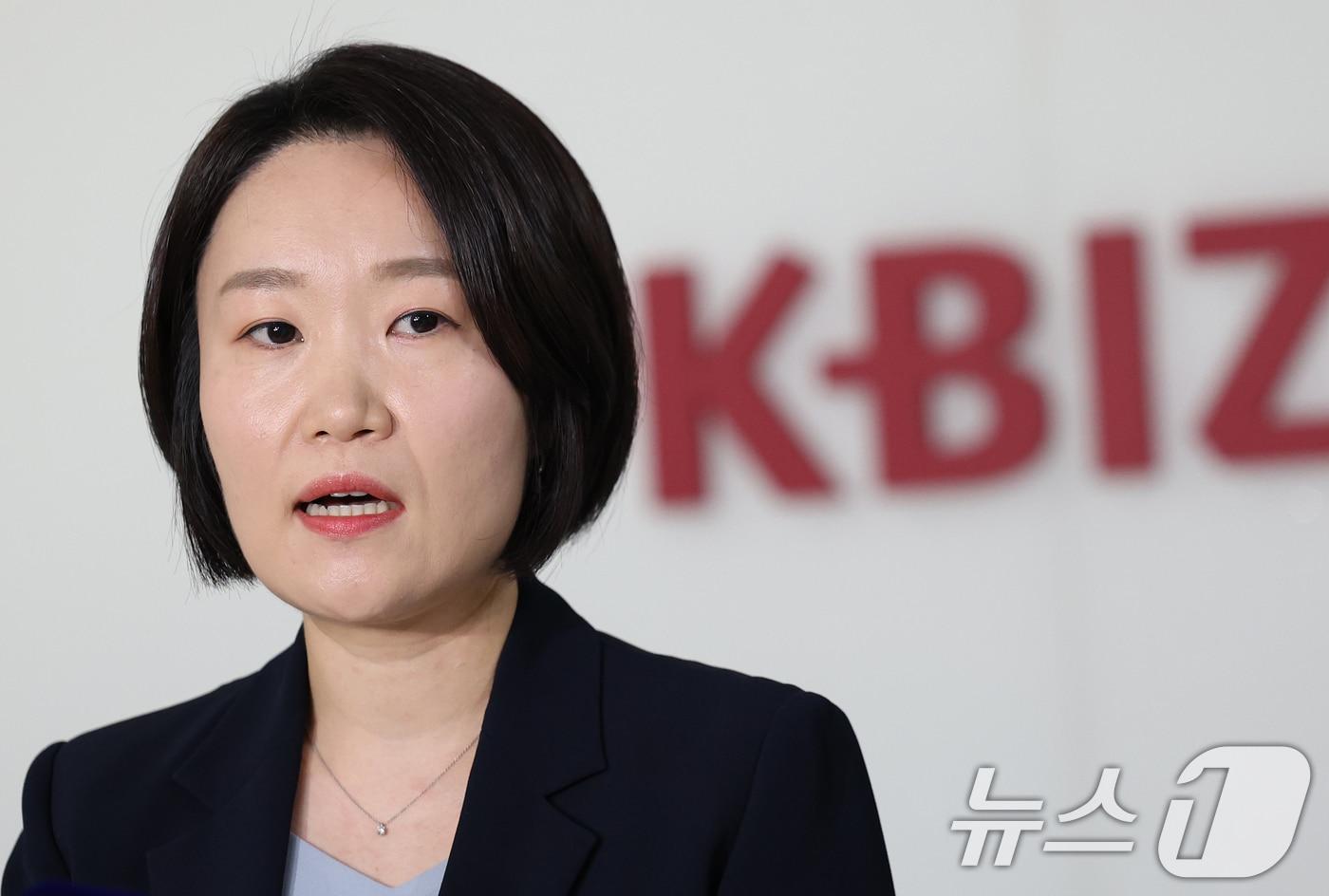 본문 이미지 - 이소영 중소벤처기업부 장관 후보자가 4일 서울 영등포구 중소기업중앙회에서 열린 차담회를 마친 후 백브리핑을 하고 있다. 2026.9.4 ⓒ 뉴스1 오대일 기자