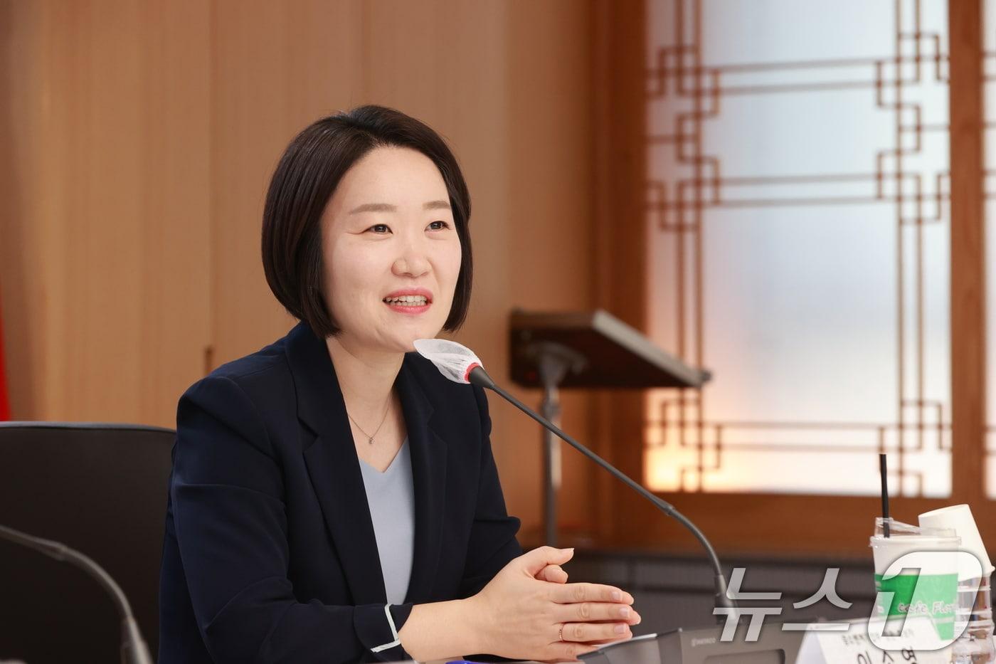 본문 이미지 - 이소영 중소벤처기업부 장관 후보자가 4일 서울 영등포구 중소기업중앙회를 방문, 김기문 회장과 만나 인사말을 하고 있다. (중소벤처기업부 제공. 재판매 및 DB금지) 2026.9.4 ⓒ 뉴스1