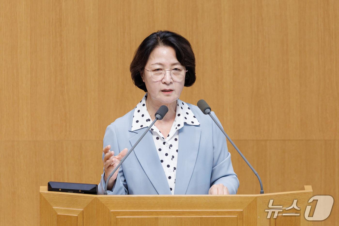 본문 이미지 - 지난 3일 경기도의회 본회의장에서 열린 제393회 임시회 제3차 본회의에서 추미애 경기도지사가 일괄답변을 하고 있다.(경기도 제공. 재판매 및 DB금지)