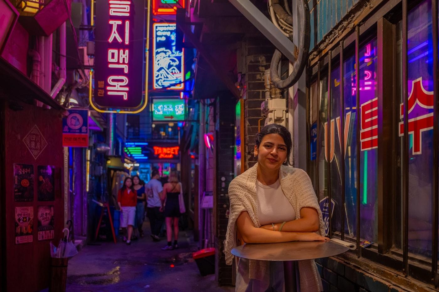본문 이미지 - 네온사인과 간판에서 스냅 사진을 남기는 여행자(서울관광재단 제공)