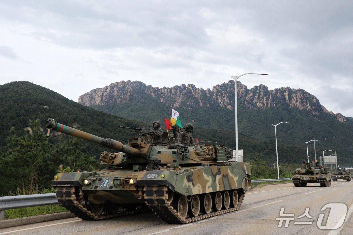 본문 이미지 - 육군 제22보병사단 전차대대 K1E1 전차가 강원 고성군의 대표 경관인 설악산 울산바위 앞에서 산악 기동을 하고 있다.(부대 제공, 재판매 및 DB 금지) 2026.9.4/뉴스1