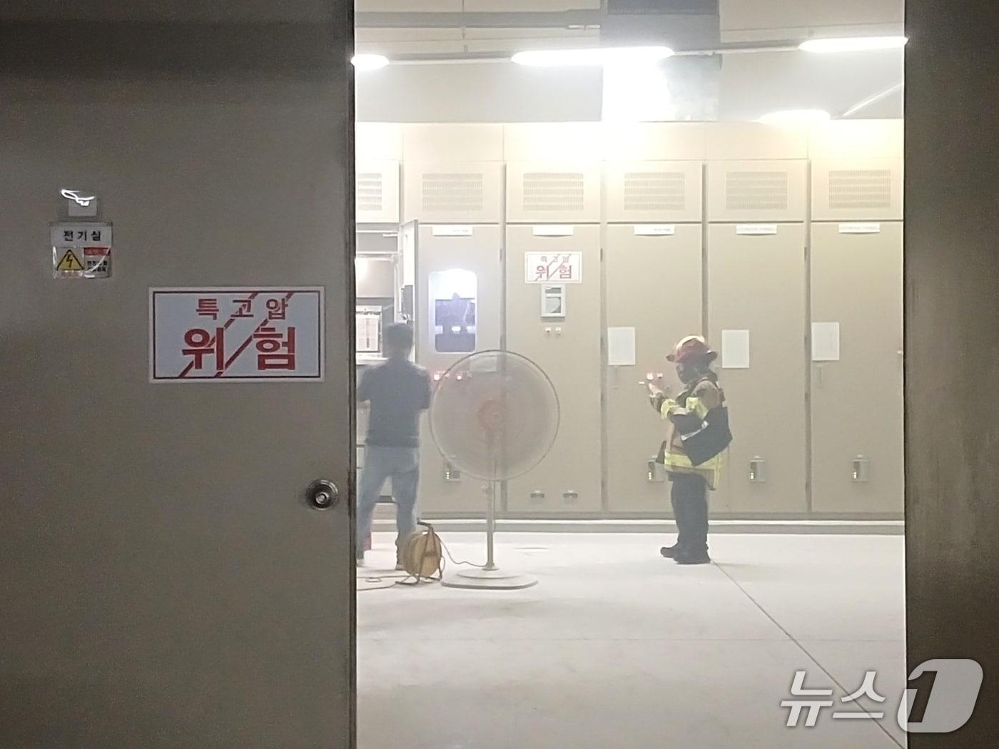 본문 이미지 - 지난 3일 새벽 불이 난  경북 포항시 북구의 아파트 지하 전기실 모습. (포항북부소방서제공, 재판매 및 DB금지) 2026.9.4/뉴스1 