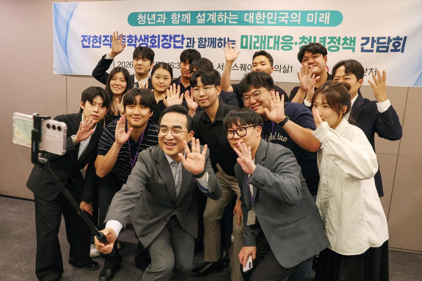 본문 이미지 - 박홍근 기획예산처 장관이 9월 3일 오후 서울 중구 서울스퀘어에서 열린 '전·현직 총학생회장단과 함께하는 미래대응·청년정책 간담회'에서 대학생 대표들과 기념촬영을 하고 있다.(기획예산처 제공)
