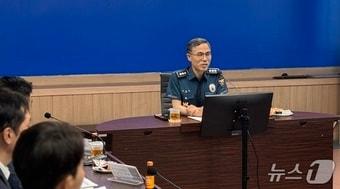 본문 이미지 - 유승렬 인천경찰청장이 4일 인천 서부경찰서를 찾아 현장 경찰관의 노고를 격려하고 있다.(인천경찰청 제공/뉴스1)