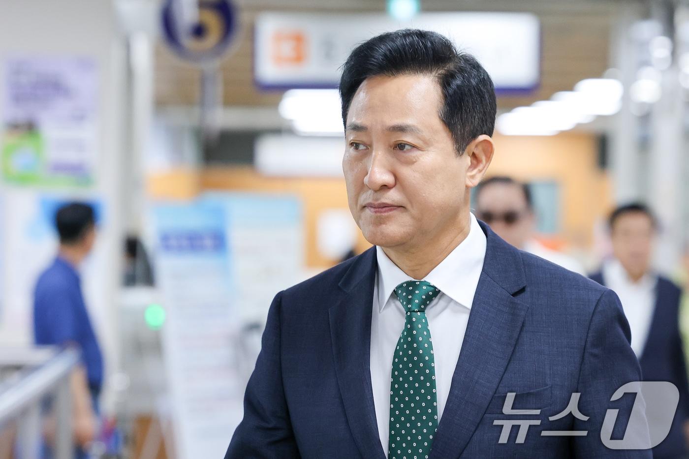 본문 이미지 - 명태균 여론조사비 대납 의혹을 받는 오세훈 서울시장이 4일 오후 서울 서초구 고등법원에서 열린 정치자금법 위반 혐의 항소심 3차 공판에 출석하고 있다. 2026.9.4 ⓒ 뉴스1 안은나 기자