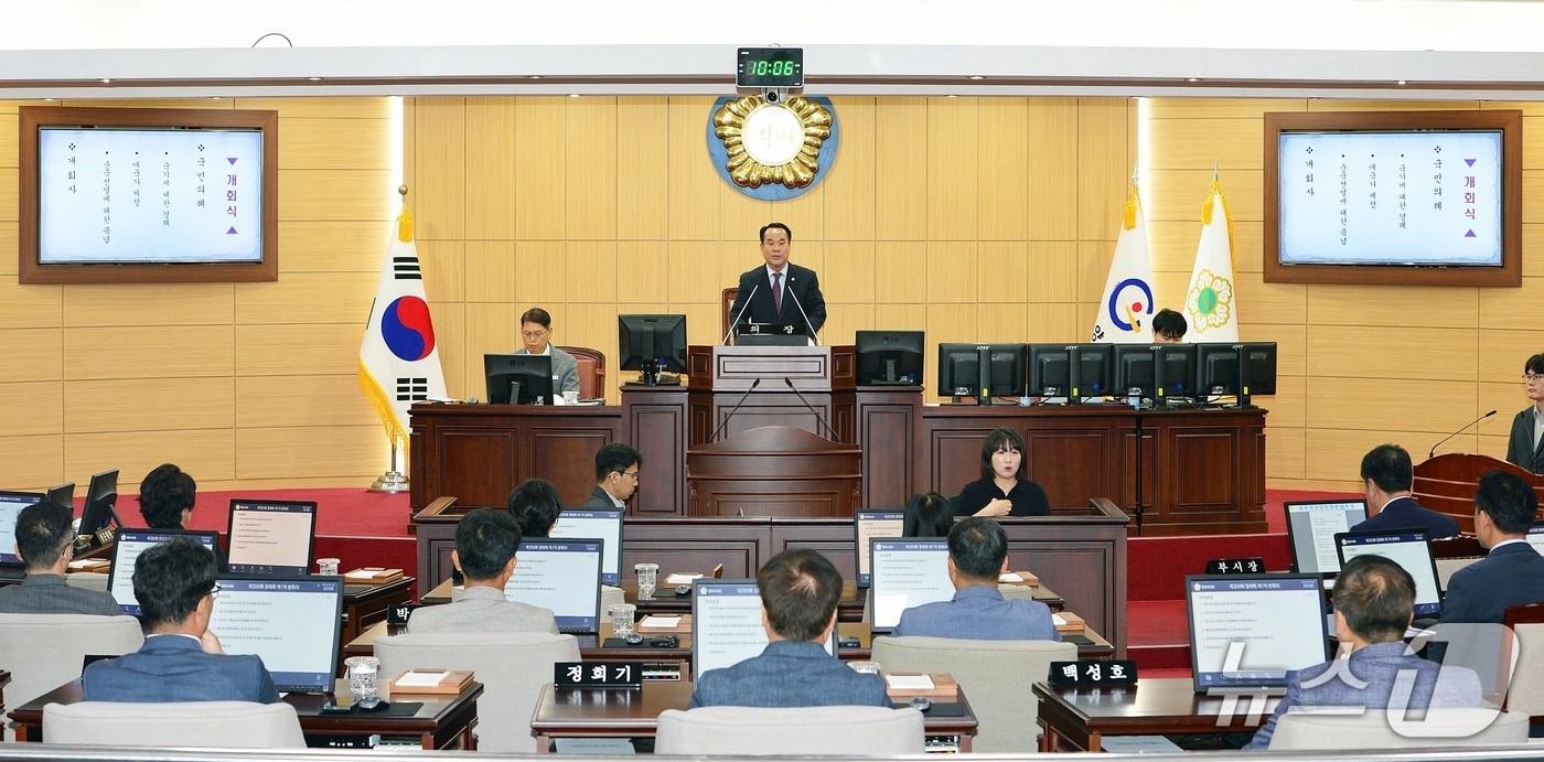 본문 이미지 -  광양시의회(의장 이기연)가 오는 21일까지 18일간 제350회 임시회를 열고  2026년도 제3회 추가경정예산안과 조례안 등 25개 안건을 심의·의결한다(광양시의회 제공)