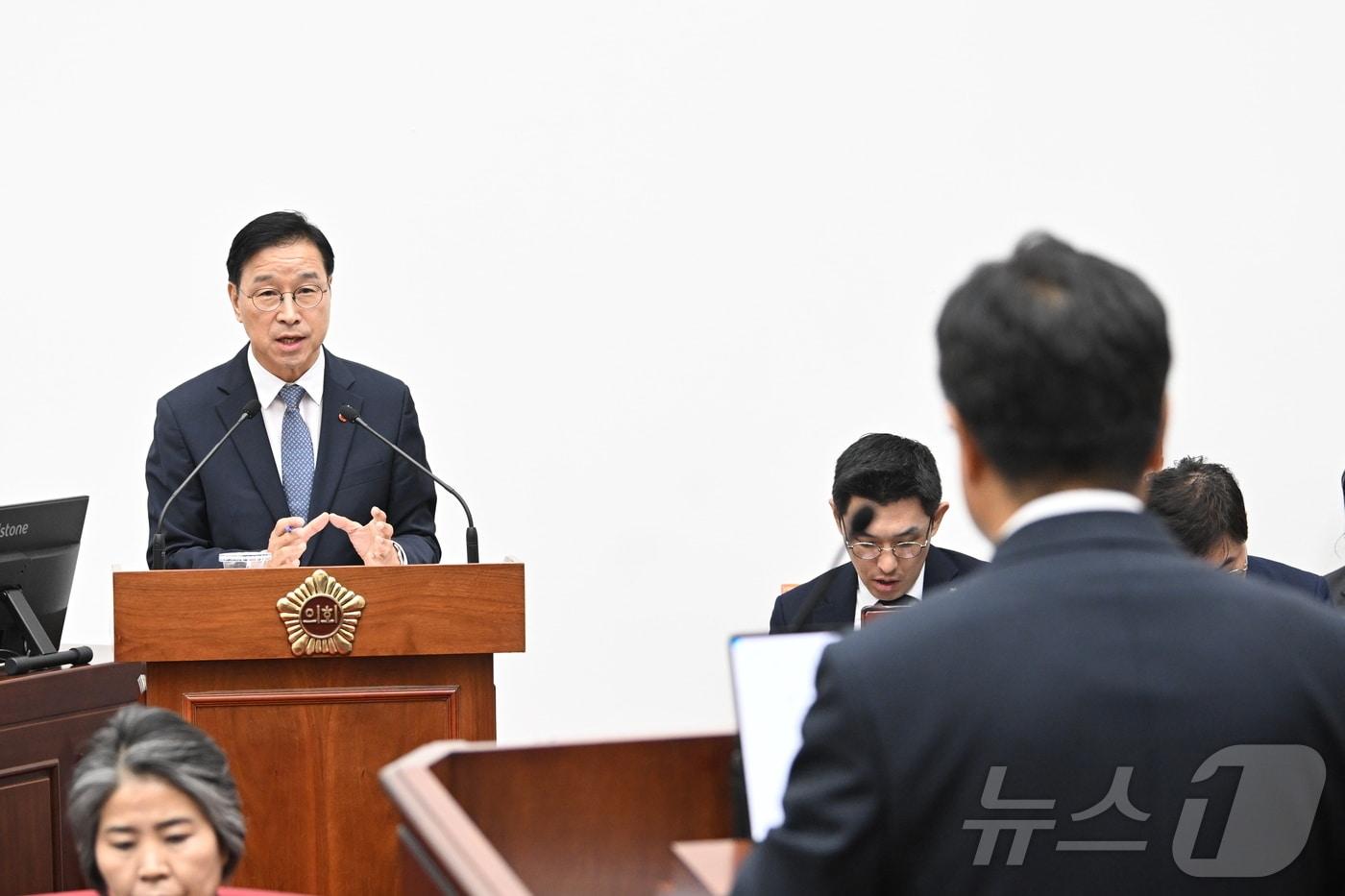 본문 이미지 - 위성곤 제주특별자치도지사가 4일 제주도의회 본회의장에서 열린 제454회 제주도의회 제1차 정례회 제3차 본회의(도정질문)에서 발언하고 있다.(제주특별자치도의회 제공, 재판매 및 DB 금지) 2026.9.4 