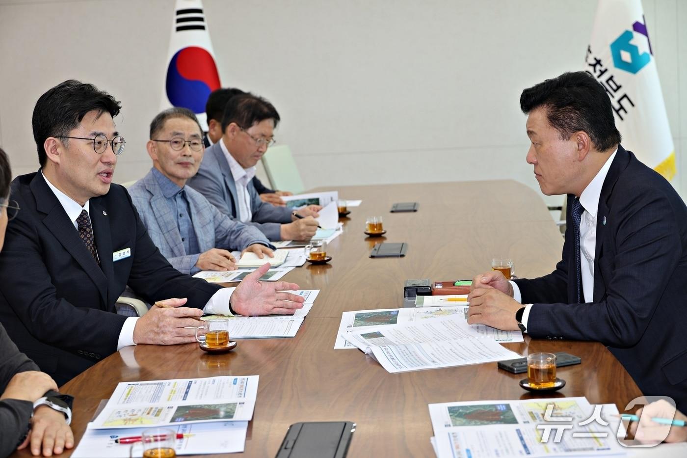 본문 이미지 - 김명식 진천군수가 4일 신용한 충북지사를 만나 금곡지구 경제자유구역 추진에 협조를 요청하고 있다.(진천군 제공. 재판매 및 DB금지)/뉴스1