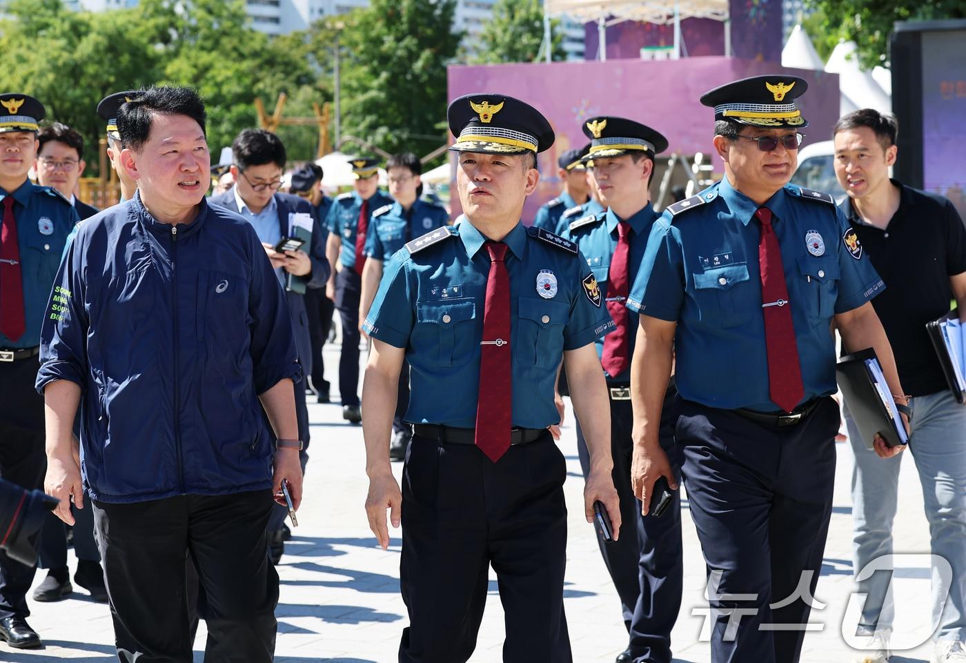 본문 이미지 - 김종철 신임 경찰청장 직무대행이 2026 서울세계불꽃축제를 하루 앞둔 4일 서울 여의도 한강공원을 찾아 안전 관리 상황을 점검하고 있다. 2026.9.4 ⓒ 뉴스1 오대일 기자