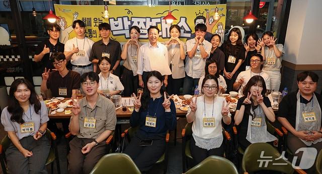 본문 이미지 - 박성현 전남광주통합특별시 광양시장이 9급 직원 20명과 '박짱대소'를 열고 현장의 애로사항과 공직생활에 대한 고민을 청취했다.(광양시 제공) 
