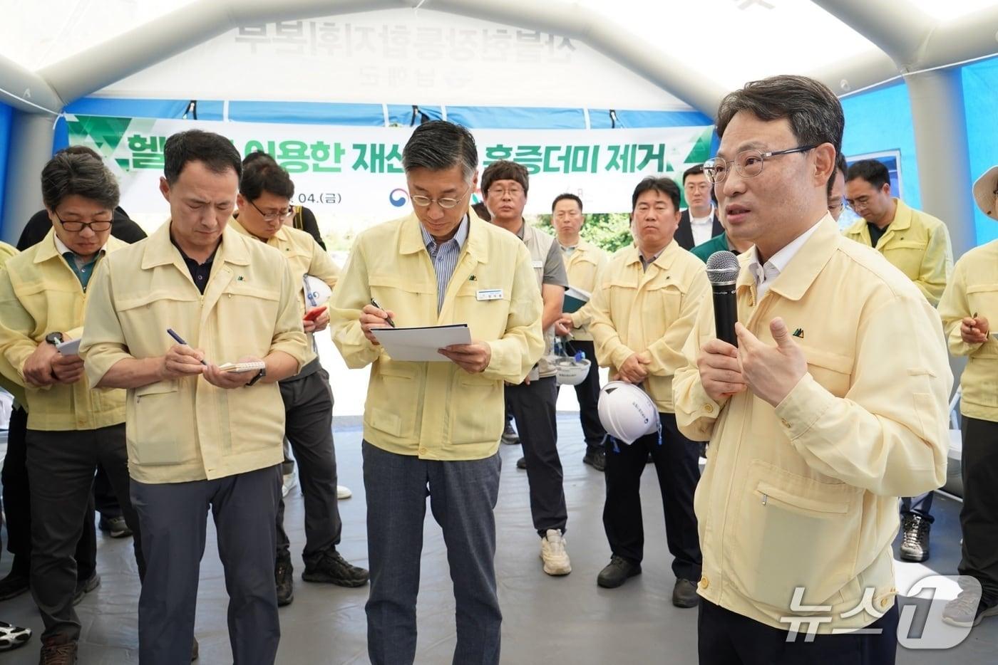 본문 이미지 - 박은식 산림청장(앞줄 맨 오른쪽)이 4일 경남 남해군 창선면 일원에서 헬기를 활용한 산림 내 소나무재선충병 방제 훈증더미 수집·운반 현장을 점검하고 있다.(산림청 제공. 재판매 및 DB금지) /뉴스1