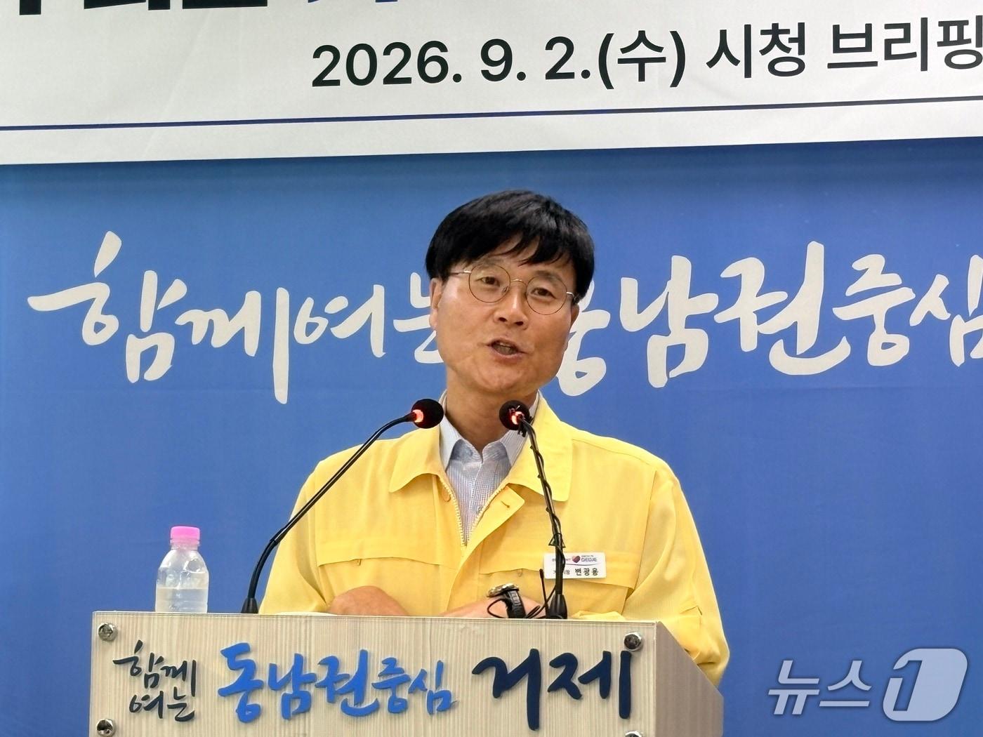 본문 이미지 - 변광용 거제시장이 2일 시청 브리핑룸에서 지역 양대 조선소인 삼성중공업과 한화오션의 설계 인력 부산 배치에 반발하는 기자회견을 하고 있다.2026.09.02/뉴스1 강미영기자