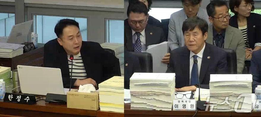 본문 이미지 -  4일 한정수 전북도의원(왼쪽)이 이영환 정책국장에게 질의를 하고 있다.(인터넷방송 캡처)2026.9.4/뉴스1