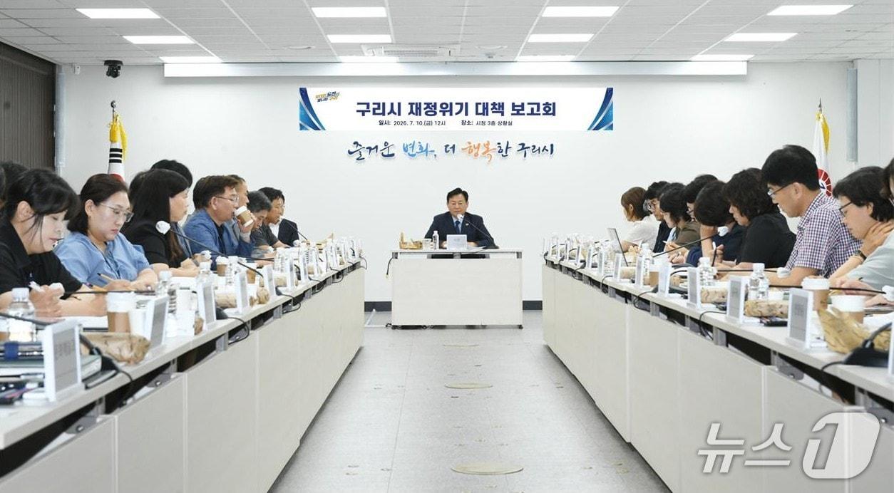 본문 이미지 - 신동화 경기 구리시장이 시 공직자들과 회의하는 모습. (구리시 제공. 재판매 및 DB 금지) /뉴스1