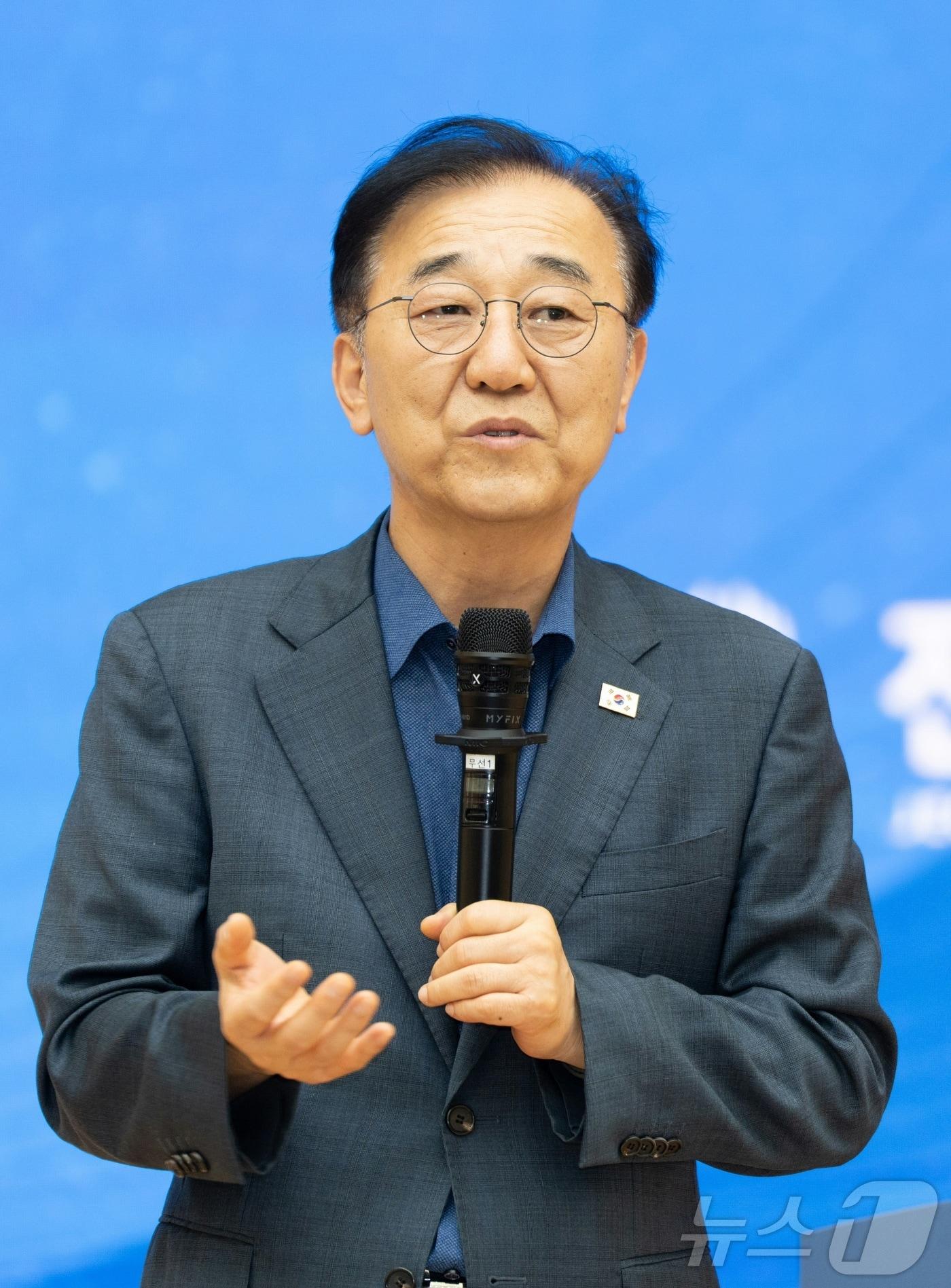 본문 이미지 - 김윤덕 국토교통부 장관이 4일 전북 전주시 전북대학교 진수당 1층 77주년 기념홀에서 열린 전북·새만금 국토교통 R&D 설명회에 참석해 축사를 하고 있다. 2026.9.4 ⓒ 뉴스1 유경석 기자