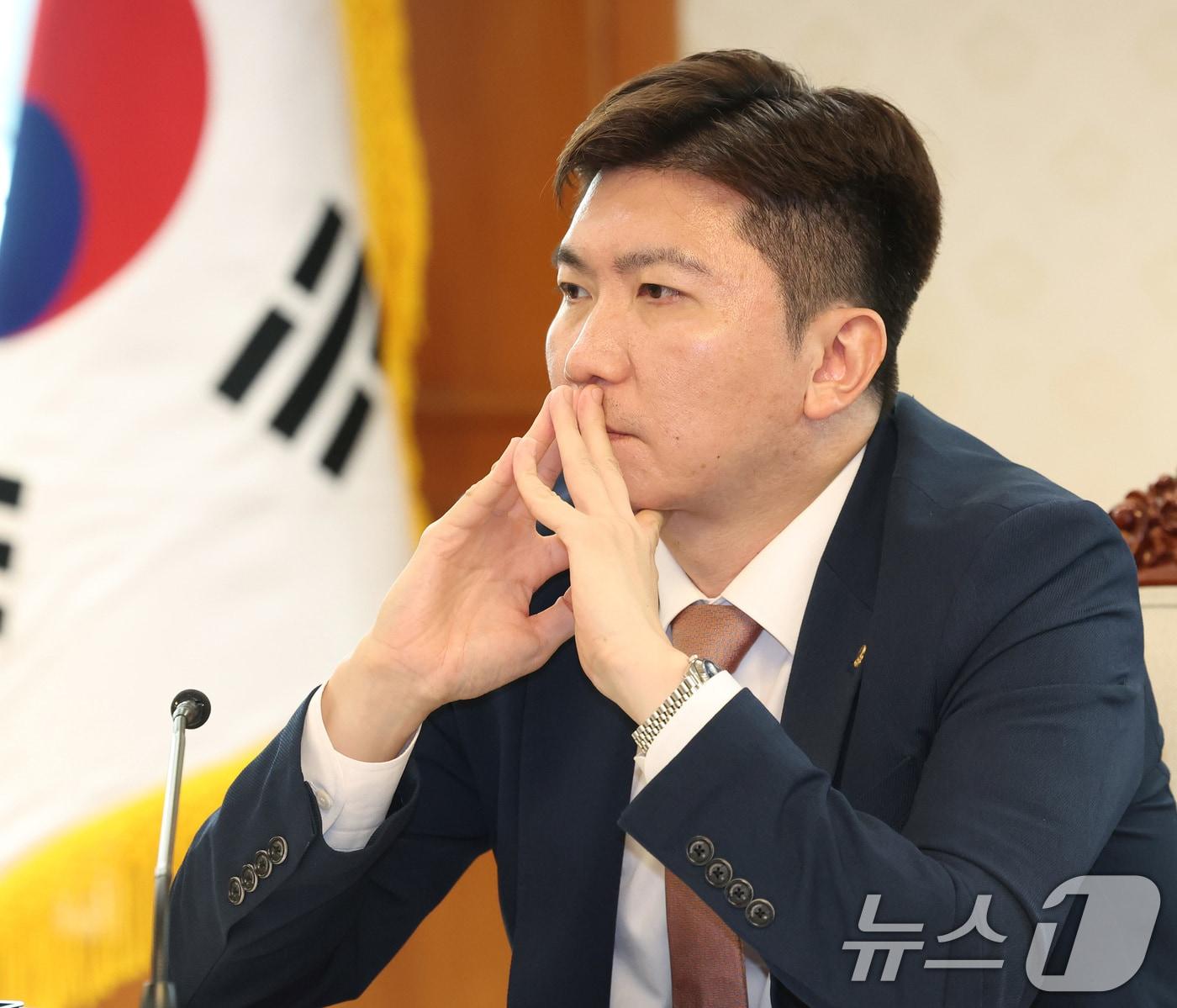본문 이미지 - 유승민 대한체육회장이 4일 오후 서울 종로구 정부서울청사에서 열린 국가스포츠정책위원회 첫 회의에 참석, 생각에 잠겨 있다. 2026.9.4 ⓒ 뉴스1 이종덕 기자