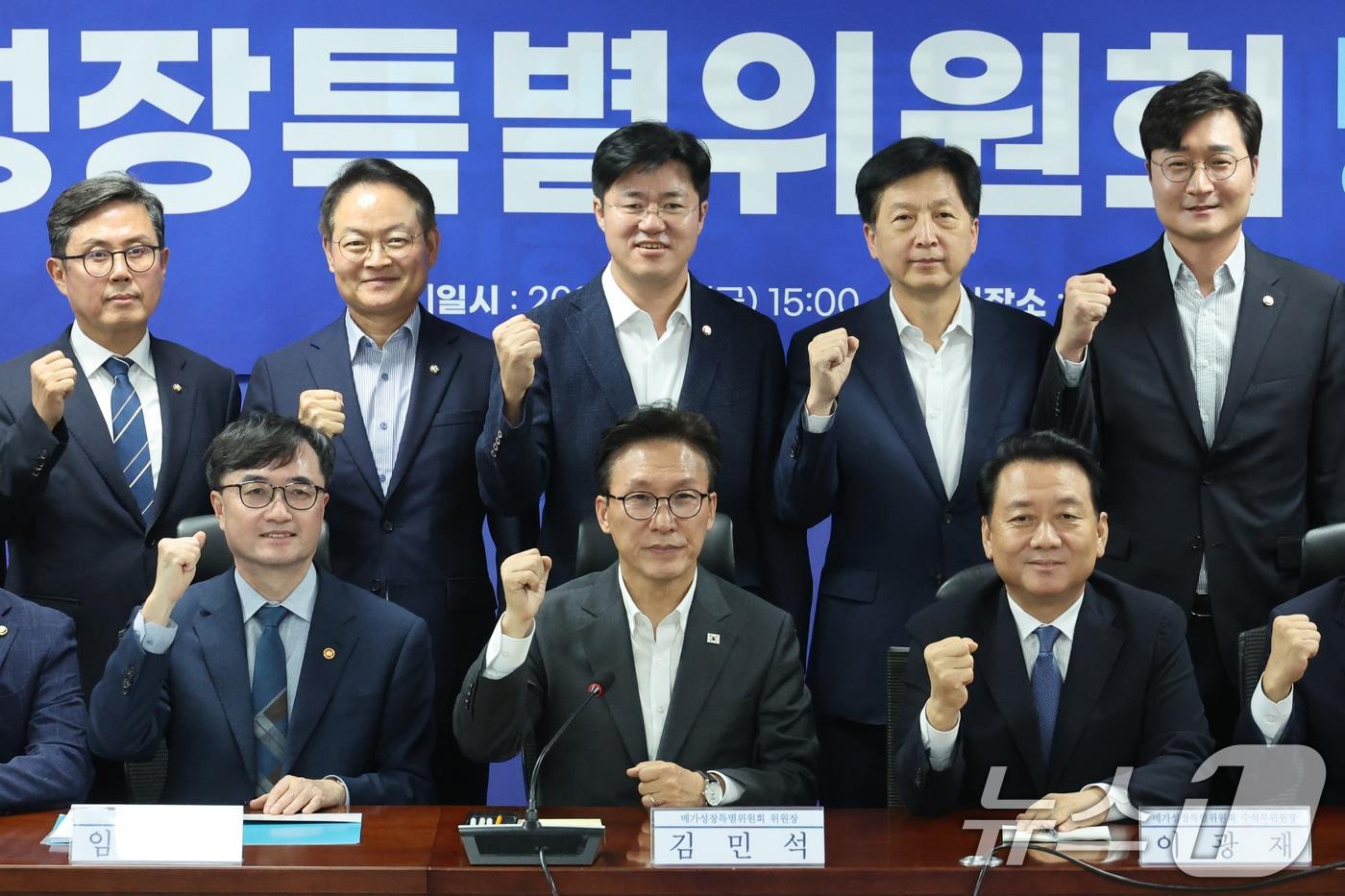 본문 이미지 - 김민석 더불어민주당 대표가 4일 서울 여의도 국회 의원회관에서 열린 메가성장특별위원회 당정협의회에서 참석자들과 기념 촬영을 하고 있다. 2026.9.4 ⓒ 뉴스1 신웅수 기자