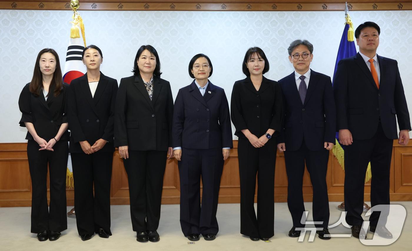 본문 이미지 - 한성숙 국무총리가 4일 서울 종로구 정부서울청사에서 열린 국가스포츠정책위원회 위촉식에서 위원들과 기념촬영하고 있다. 왼쪽부터 서정화 위원, 함은주 위원, 김수녕 위원장, 한 총리, 윤지운 위원, 한남희 위원, 박성배 위원. 2026.9.4 ⓒ 뉴스1 이종덕 기자