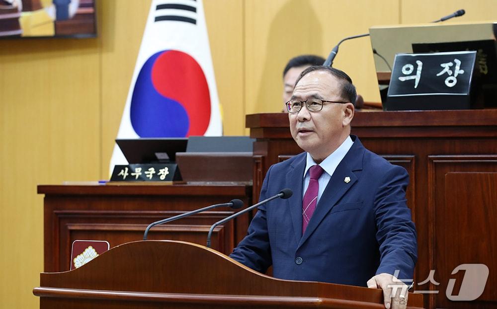 본문 이미지 - 조동식 서산시의원이 4일 열린 서산시의회 제315회 정례회 제1차 본회의에서 5분 자유발언을 통해 대산항의 ‘서산항’ 명칭 변경을 촉구하고 있다.(서산시의회 제공. 재판매 및 DB금지) /뉴스1