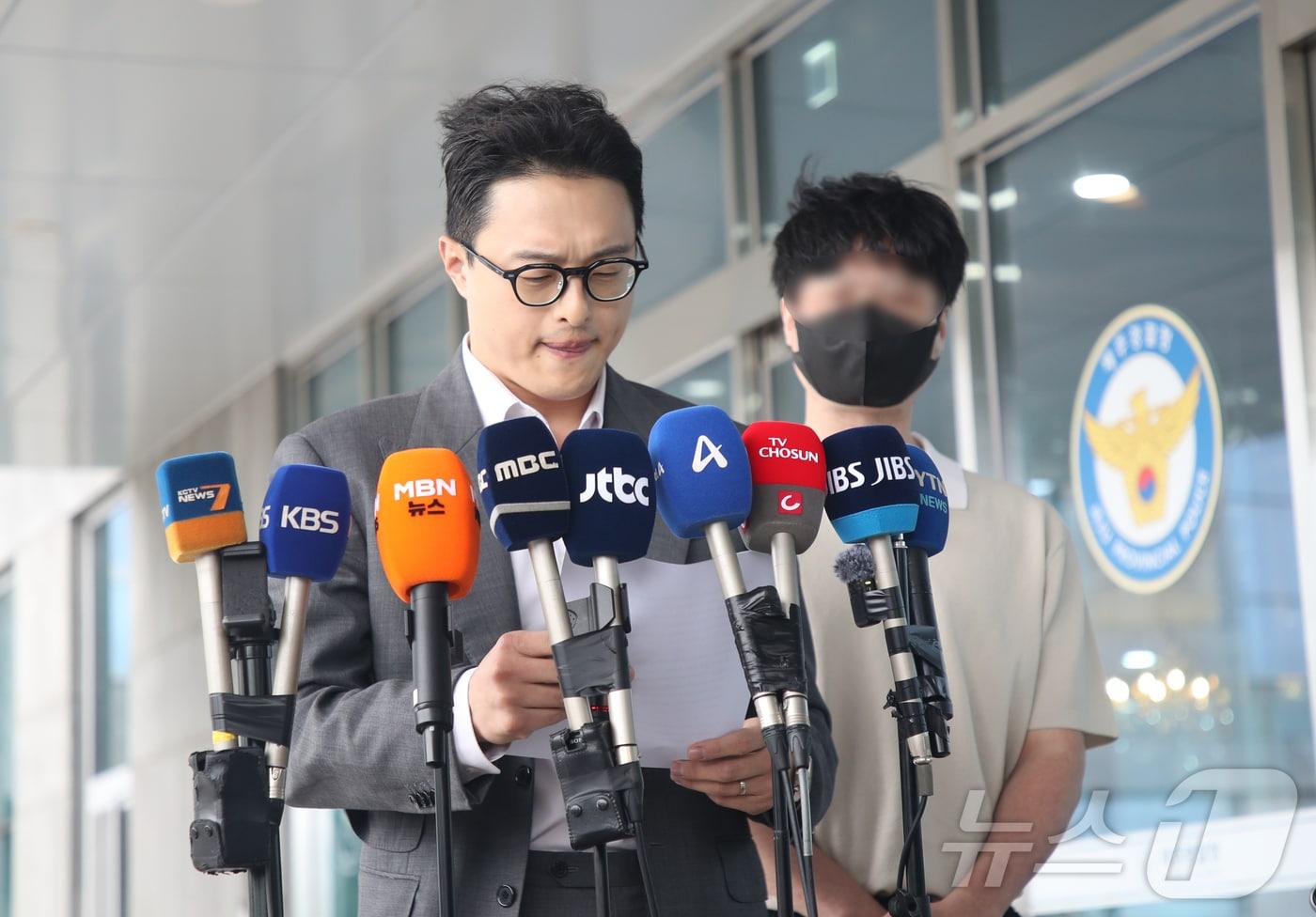 본문 이미지 - '실종 허위종결 사건'의 장 모 씨의 오빠 A 씨와 김민호 변호사가 4일 오후 제주경찰청 앞에서 기자회견을 열고 "부 모 경장과 대한민국을 상대로 국가배상청구 소송을 제기할 것＂이라고 밝히고 있다. 2026.9.4 ⓒ 뉴스1 홍수영 기자