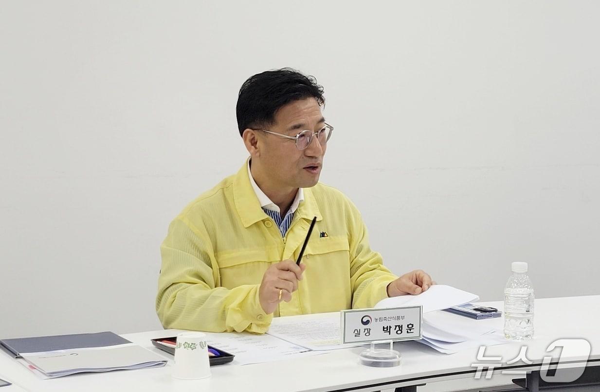 본문 이미지 - 박정훈 농림축산식품부 식량정책실장은 4일 경북도청 가축방역상황실을 방문해 경북도와 예천군의 구제역 방역관리 상황을 점검했다(농식품부 제공). ⓒ 뉴스1