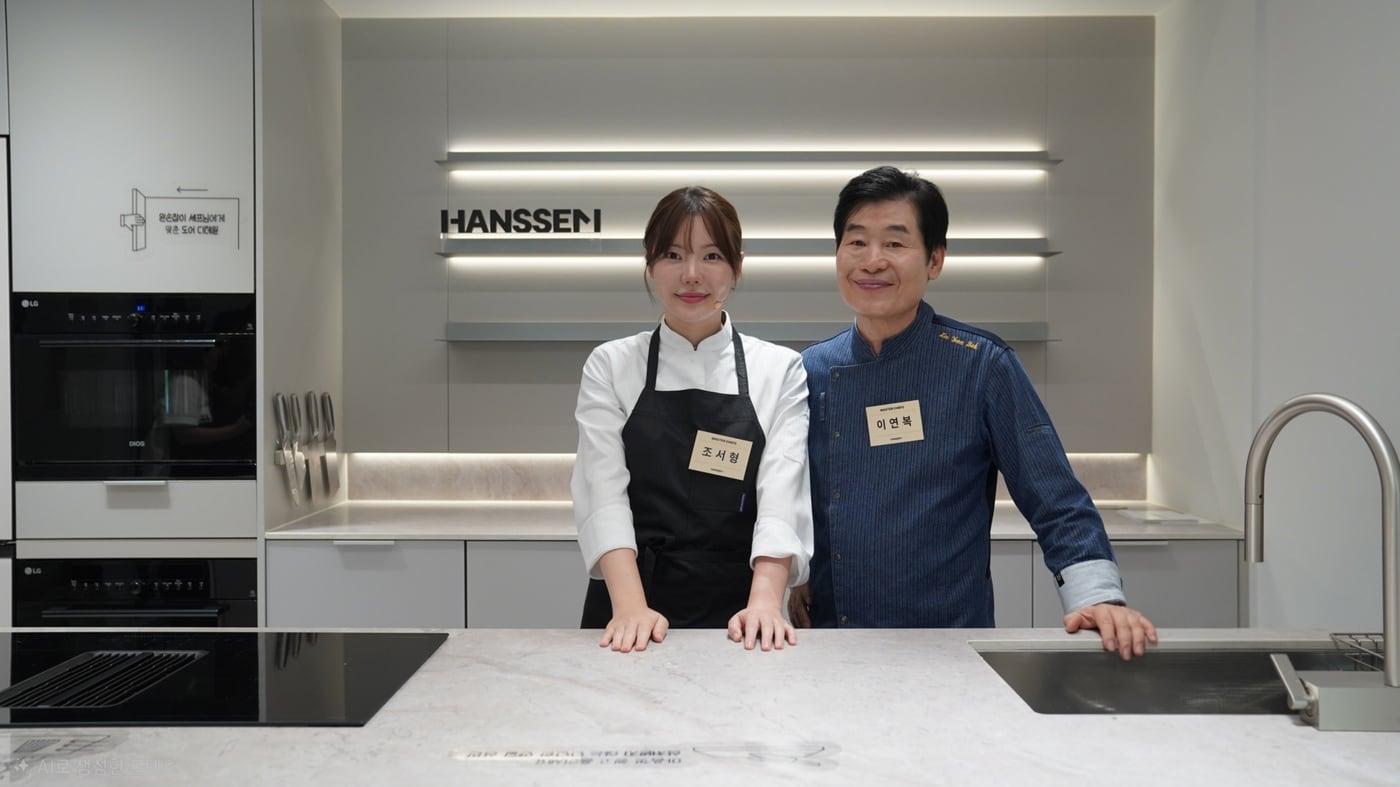 본문 이미지 -  이연복 셰프와 조서형 셰프가 지난 3일 서울 연희동 '이연복 셰프 키친 스튜디오'에서 열린 '한샘 X 마스터셰프' 행사에서 기념촬영을 하고 있다. (한샘 제공)