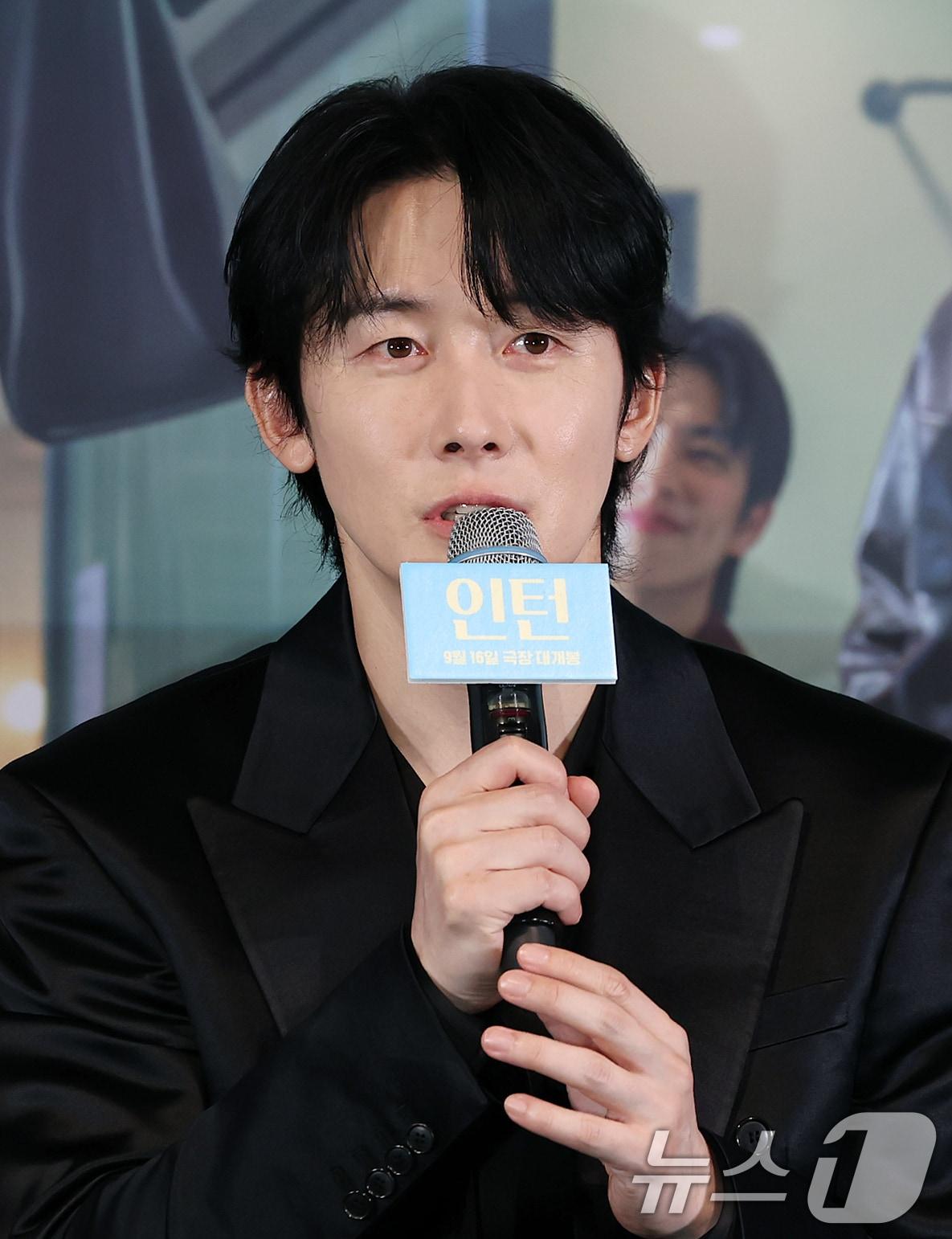 본문 이미지 - 배우 김준한이 4일 오후 서울 용산구 CGV 용산아이파크몰에서 영화 ‘인턴' 언론시사회에 참석해 인사말을 하고 있다. '인턴'은 '인턴'은 론칭 3년 만에 패션계의 다크호스로 급부상한 선우(한소희 분)의 회사에 경력 37년 차 실버 인턴 기호(최민식 분)가 입사하면서 시작되는 일을 그린 작품이다. 2026.9.4 ⓒ 뉴스1 김진환 기자