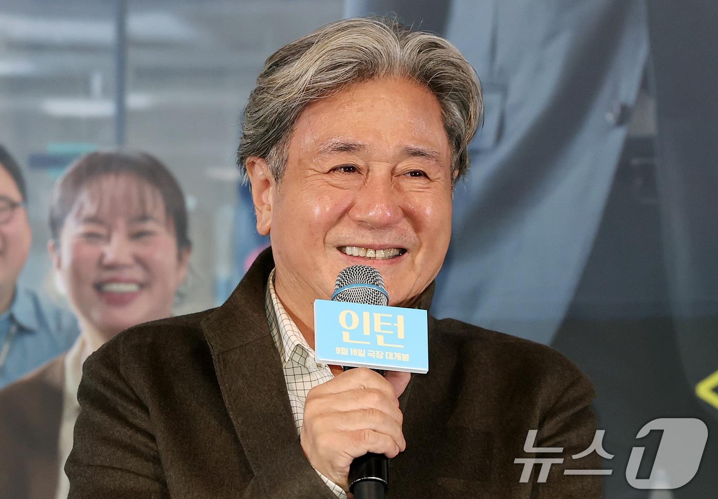 본문 이미지 - 배우 최민식이 4일 오후 서울 용산구 CGV 용산아이파크몰에서 영화 ‘인턴' 언론시사회에 참석해 인사말을 하고 있다. '인턴'은 '인턴'은 론칭 3년 만에 패션계의 다크호스로 급부상한 선우(한소희 분)의 회사에 경력 37년 차 실버 인턴 기호(최민식 분)가 입사하면서 시작되는 일을 그린 작품이다. 2026.9.4 ⓒ 뉴스1 김진환 기자