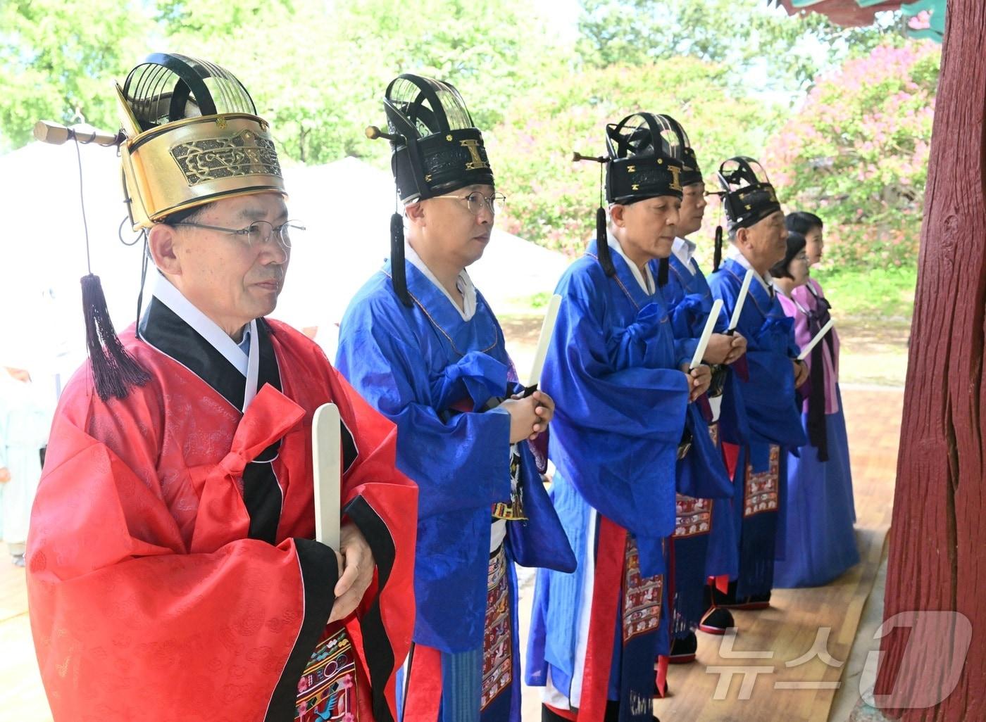 본문 이미지 - 대구 군위군은 4일 군위향교 대성전에서 민선 9기 출범을 성현들에게 알리고 군정의 순조로운 출발과 군민 안녕을 기원하는 고유례를 봉행했다./뉴스1