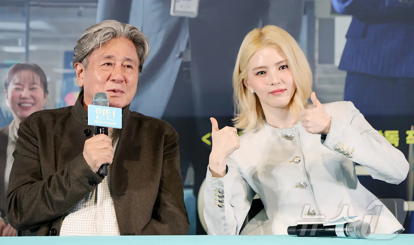 본문 이미지 - 배우 최민식과 한소희가 4일 오후 서울 용산구 CGV 용산아이파크몰에서 영화 ‘인턴' 언론시사회에 참석해 취재진 질문에 답변하고 있다. '인턴'은 '인턴'은 론칭 3년 만에 패션계의 다크호스로 급부상한 선우(한소희 분)의 회사에 경력 37년 차 실버 인턴 기호(최민식 분)가 입사하면서 시작되는 일을 그린 작품이다. 2026.9.4 ⓒ 뉴스1 김진환 기자
