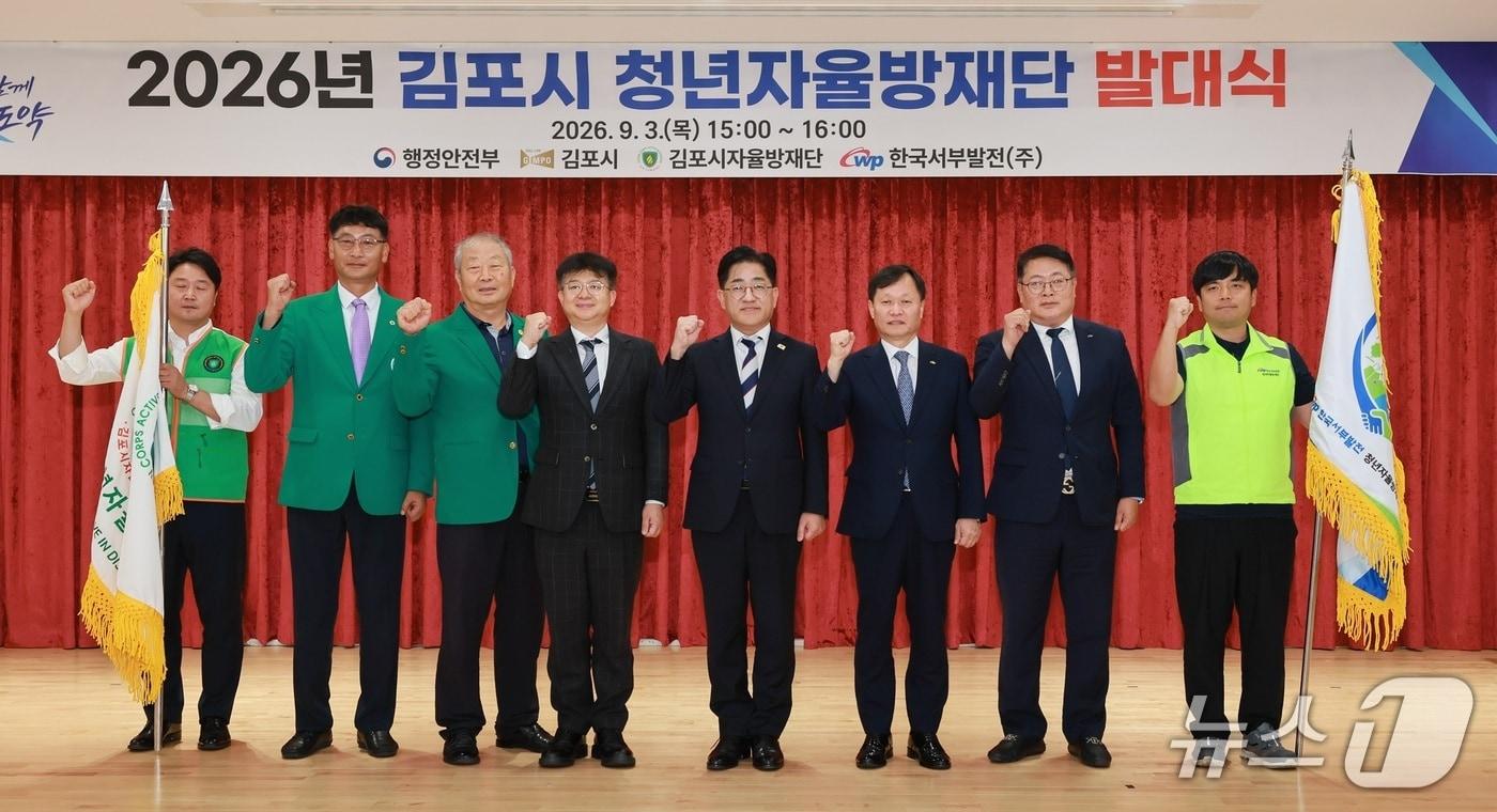 본문 이미지 - 김용균 행안부 자연재난실장(왼쪽 네 번째), 이기형 김포시장(왼쪽 다섯 번째), 이정복 서부발전 사장(왼쪽 여섯 번째) 등 참석자들이 청년자율방재단 운영·협력 업무협약을 체결한 뒤 기념촬영하고 있다.(서부발전 제공. 재판매 및 DB금지)