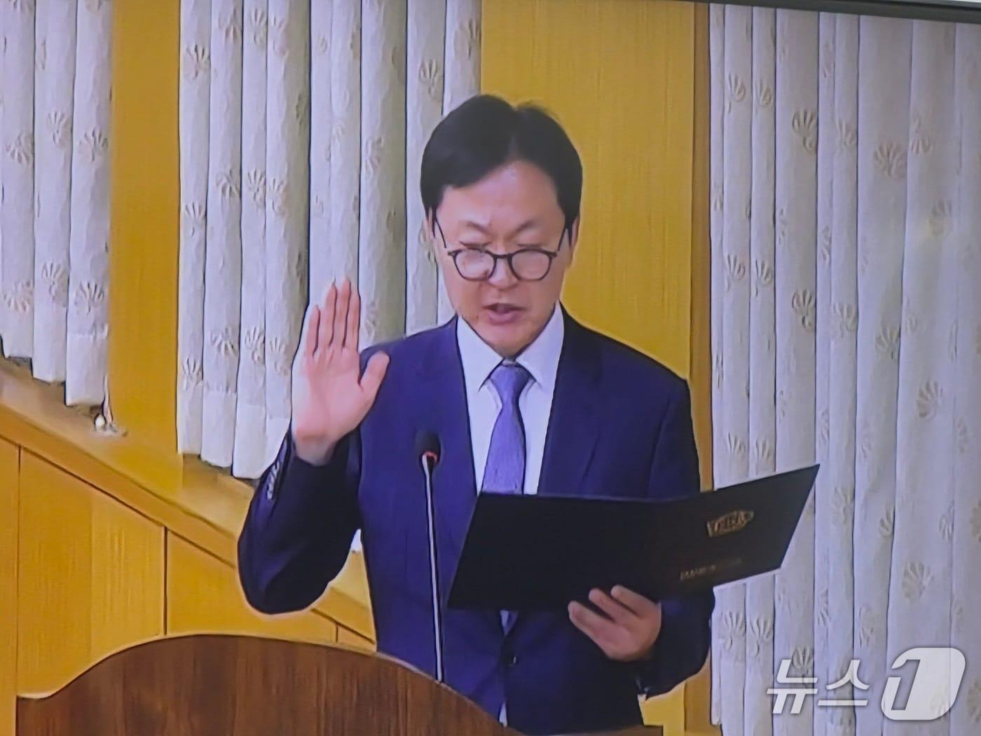 본문 이미지 - 민인홍 대전시시설관리공단 이사장 임명후보자가 4일 열린 인사청문회에서 선서를 하고 있다. (박종명 기자) / 뉴스1