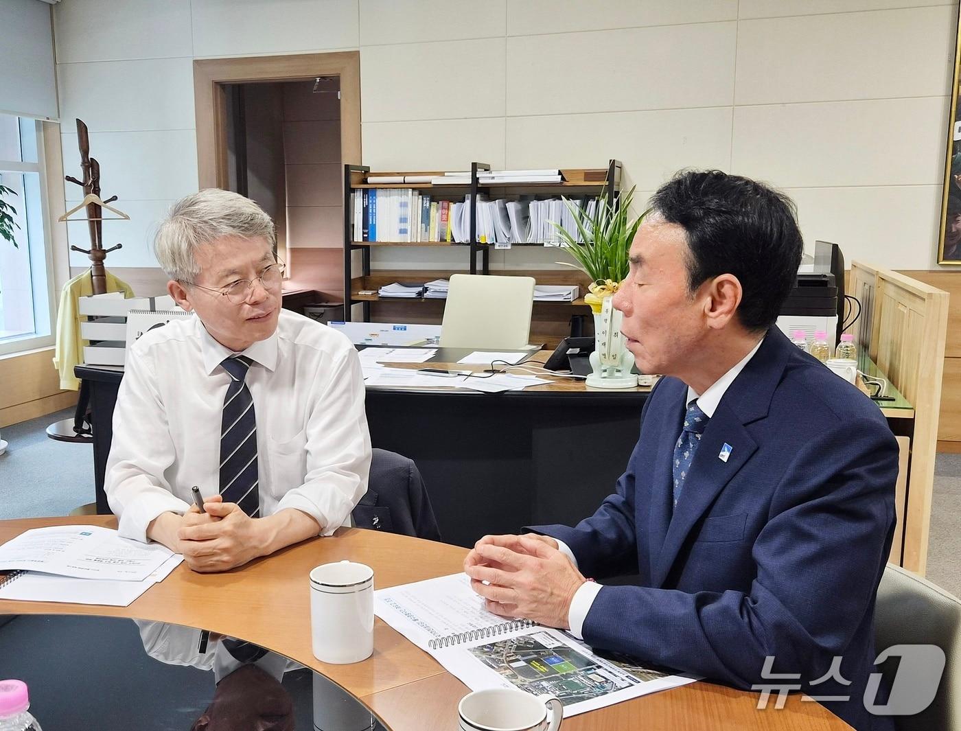 본문 이미지 - 장길선 전남광주통합특별시 구례군수가 민형배 전남광주통합특별시장을 찾아가 '섬진강유역환경청 구례군 유치' 지원을 요청했다.(구례군 제공) 