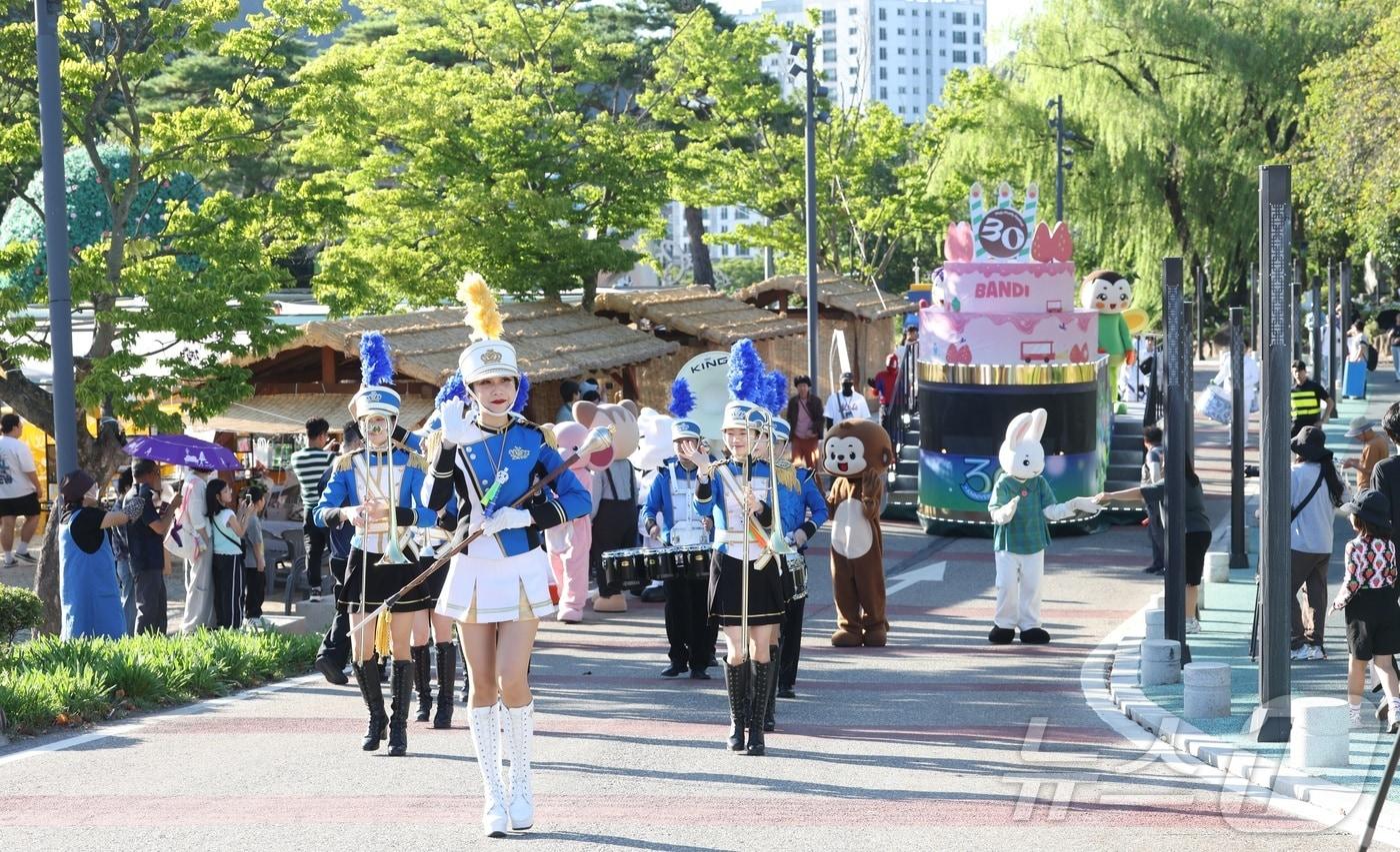 본문 이미지 - 전북 무주군 반딧불 축제 행사장 일원에서 퍼레이드가 펼쳐지고 있다. 2026.9.4 ⓒ 뉴스1 유경석 기자