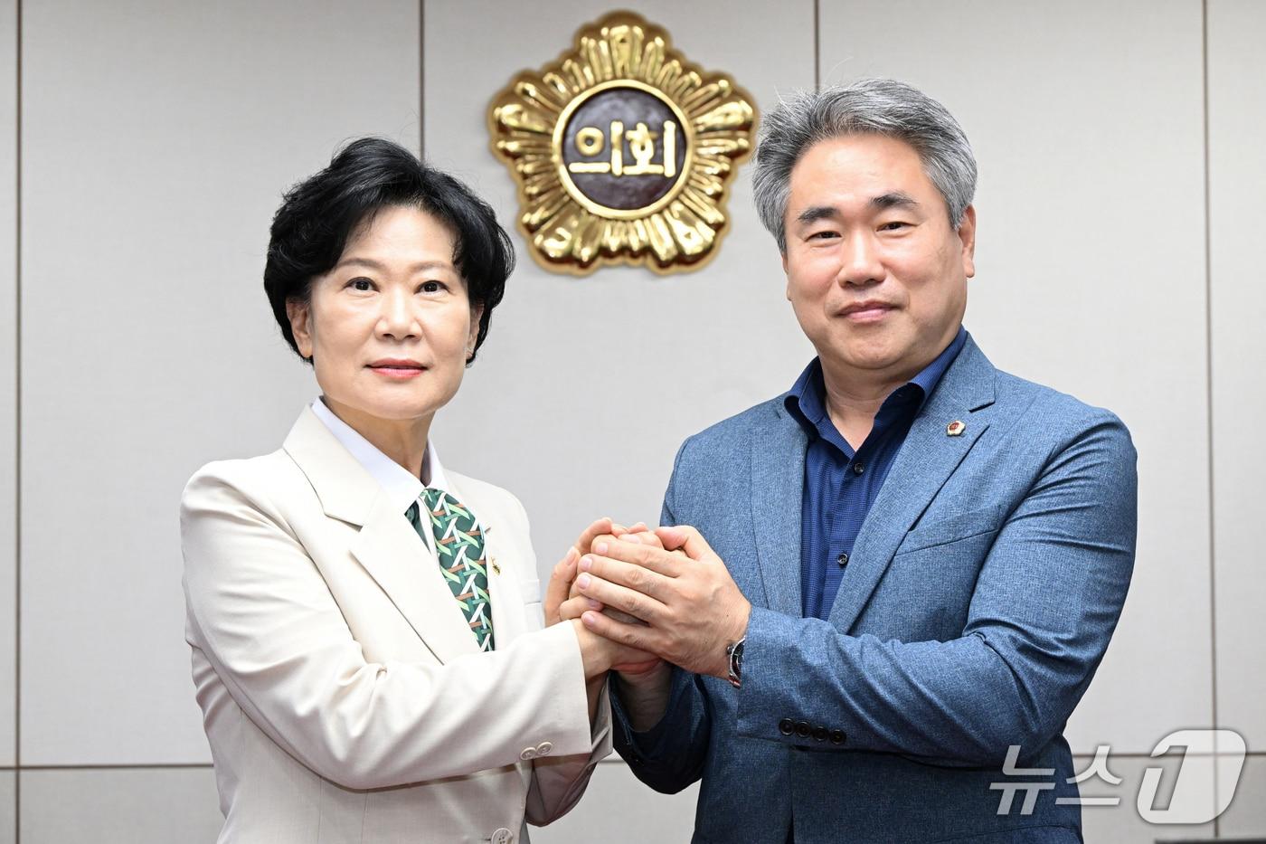 본문 이미지 - 박준 경남도의회 의장(오른쪽)과 박미경 진주시의회 의장이 4일 경남도의회에서 만나 경남진주혁신도시 공공기관 유치·존치 협력 강화 방안을 논의한 뒤 기념사진을 촬영하고 있다. 2026.9.4(경남도의회 제공. 재판매 및 DB금지)/뉴스1