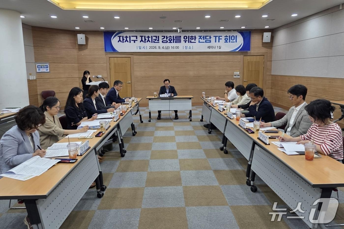 본문 이미지 - 전남광주통합특별시가 전남광주 5개 자치구의 자치권한 강화를 위한 전담팀을 구성하고 첫 회의를 진행하고 있다.(사진=전남광주통합특별시 제공.)
