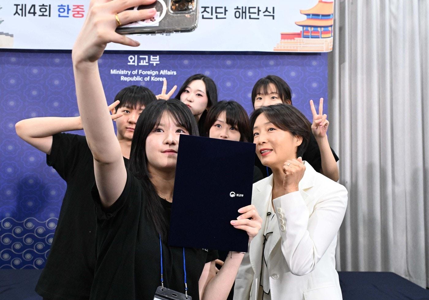본문 이미지 - 외교부는 4일 서울 종로구 외교부 청사에서 '2026 제4회 한중 청년 미래 우호증진단' 해단식을 개최했다고 밝혔다. (사진=외교부)  