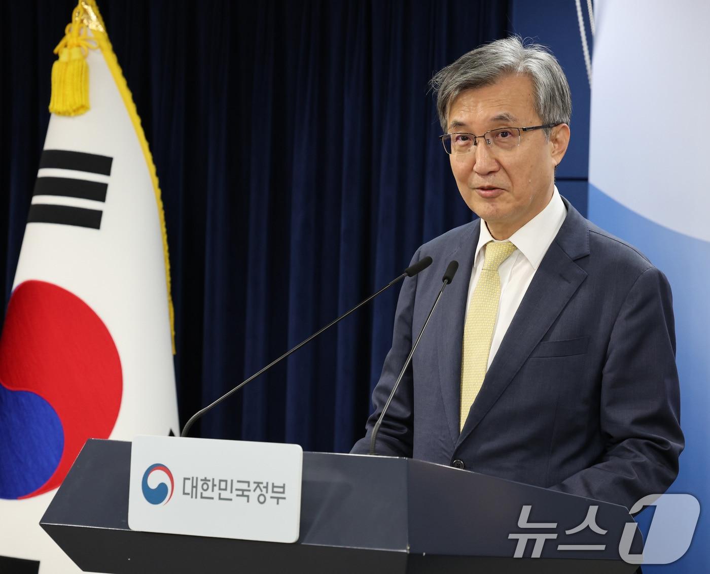 본문 이미지 - 이주원 중수청장 후보추천위원장이 4일 서울 종로구 정부서울청사에서 중대범죄수사청장 후보추천위원회 회의 결과를 발표하고 있다. 이날 위원회는 심사를 거쳐 김관정, 김지용, 문홍주 변호사, 이윤제 명지대학교 법학과 교수 등 총 4명을 중대범죄수사청장 후보자로 추천했다. 2026.9.4 ⓒ 뉴스1 이종덕 기자