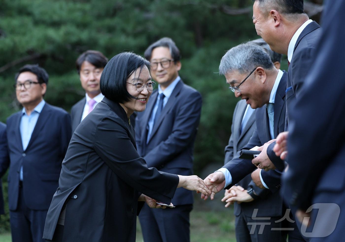 본문 이미지 - 한성숙 국무총리가 4일 서울 종로구 국무총리 서울공관에서 열린 주택건설·개발업계 간담회에서 건설사 대표들과 인사하고 있다. 2026.9.4 ⓒ 뉴스1 김성진 기자