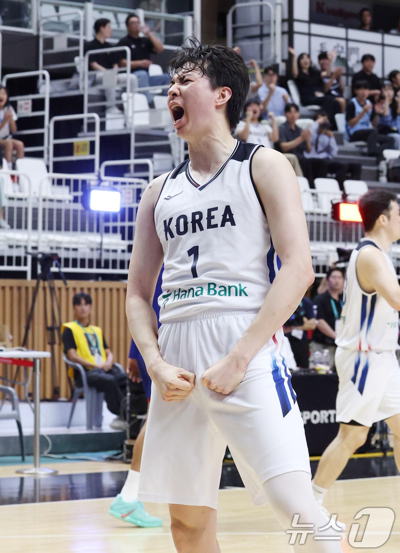 본문 이미지 - 4일 경기 수원시 권선구 수원KT소닉붐아레나에서 열린 2026 남자농구 국가대표 평가전 한국과 필리핀의 경기에서 한국 이현중이 슛을 넣은 뒤 기뻐하고 있다. 2026.9.4 ⓒ 뉴스1 김영운 기자