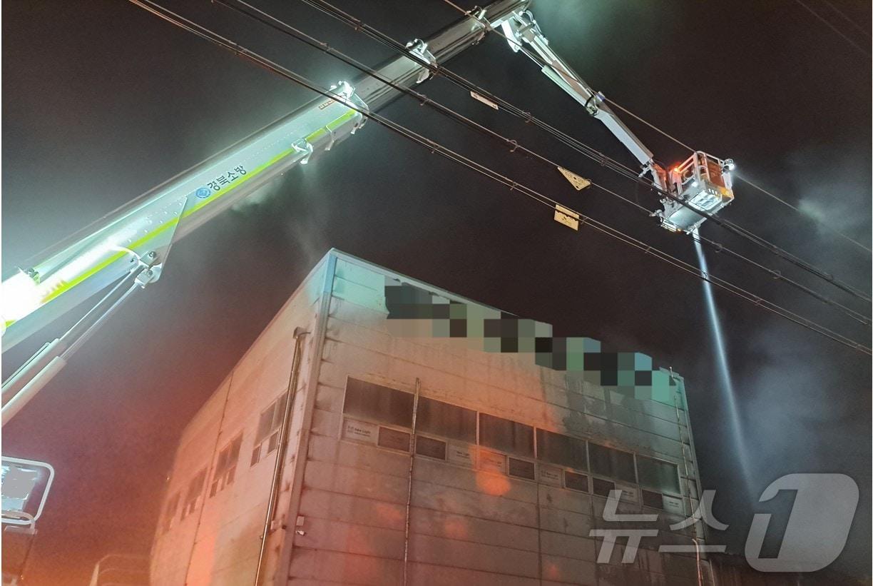 본문 이미지 - 4일 오후 6시45분쯤 경북 고령군의 한 LED(발광다이오드) 소자 제조업체에서 불이 나 소방 당국이 진화 작업을 벌이고 있다. (경북소방본부 제공. 재판매 및 DB금지) 