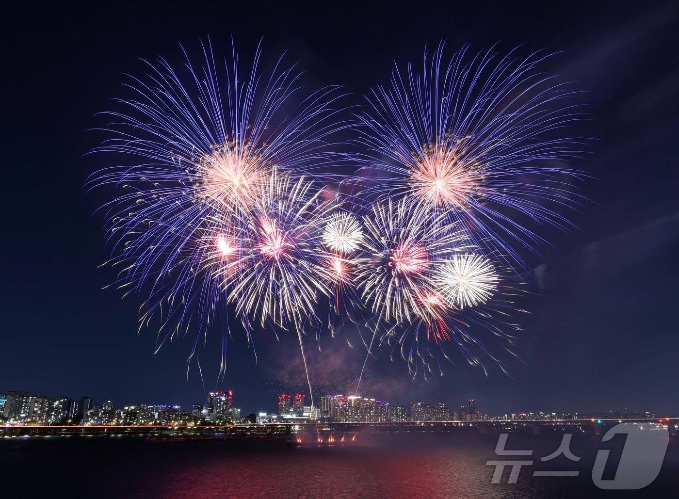 본문 이미지 - 서울세계불꽃축제 2026을 하루 앞둔 4일 오후 서울 여의도 한강공원 일대에서 열린 '프리덤 250 기념 불꽃쇼 및 드론쇼'에서 불꽃이 밤하늘을 수놓고 있다. 이 행사는 미국 독립 250주년과 한미 동맹 및 우정을 기념하기 위해 주한미국대사관이 기획한 것으로 '서울세계불꽃축제 2026'의 전야제 성격을 띠고 있다.ⓒ 뉴스1 사진공동취재단
